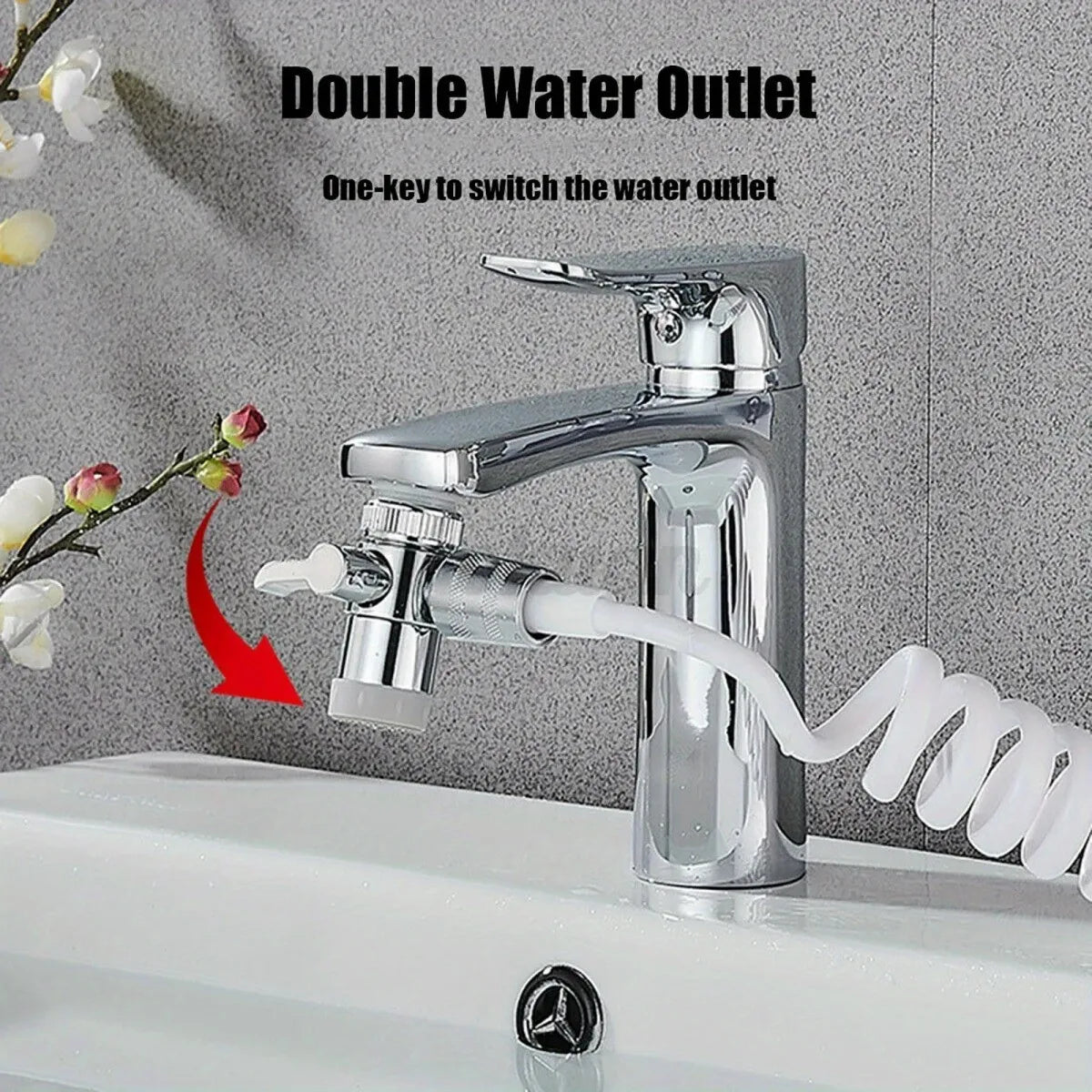 Robinet en chrome avec double sortie d'eau et tuyau flexible monté sur un évier blanc.