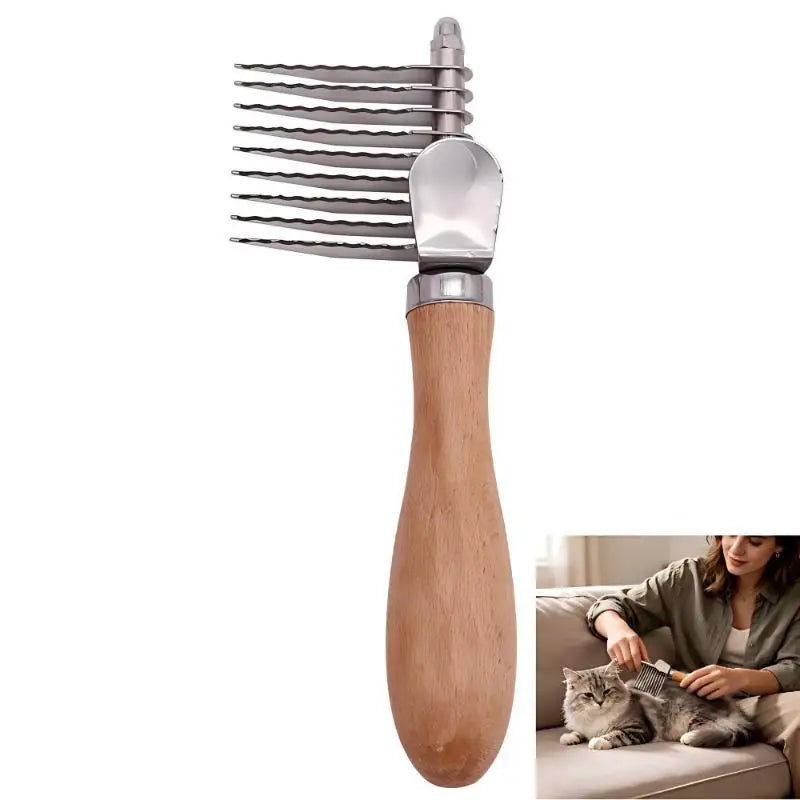 Brosse à pelage argentée avec manche en bois et dents métalliques.