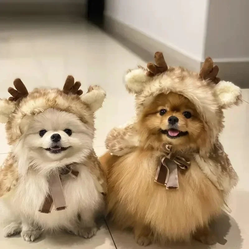 Capa de terciopelo festiva para mascotas con detalles de peluche