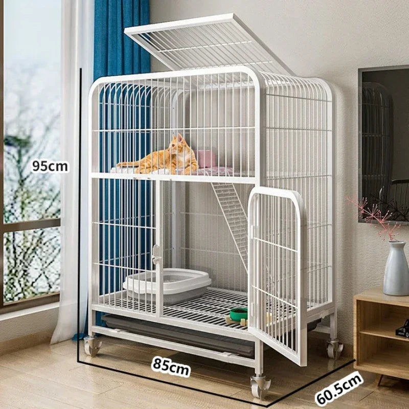 Cage à deux étages blanc, ouvrant, avec panneaux en maille, montré à côté d'une fenêtre.