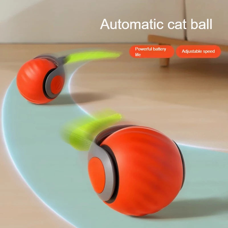 Oranges, automatisches Katzenballspielzeug rollt über eine hellblaue Oberfläche.