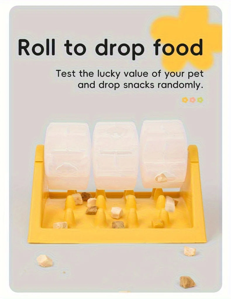 Gelber Puzzle-Dispenser mit drei weißen Futtermittelblöcken und verstreuten Hundleckerlis.