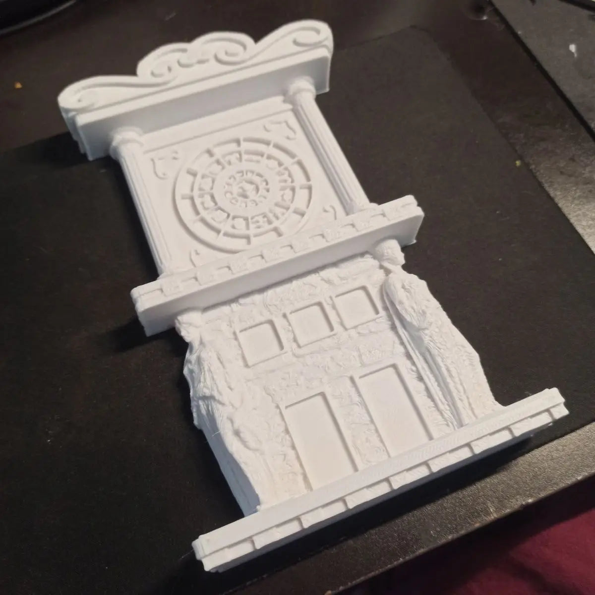 Boîtier de horloge en 3D imprimé en blanc avec façade ornée et éléments décoratifs.