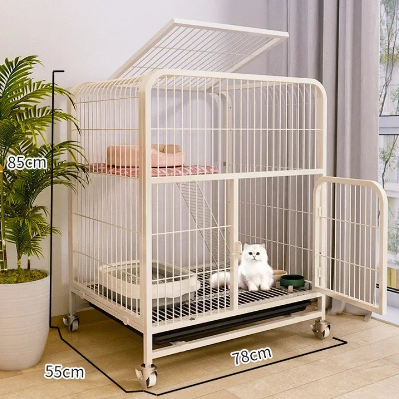 Cage à chat à deux étages blanc avec panneaux en filet et fenêtre, montrée sur un sol avec des mesures.