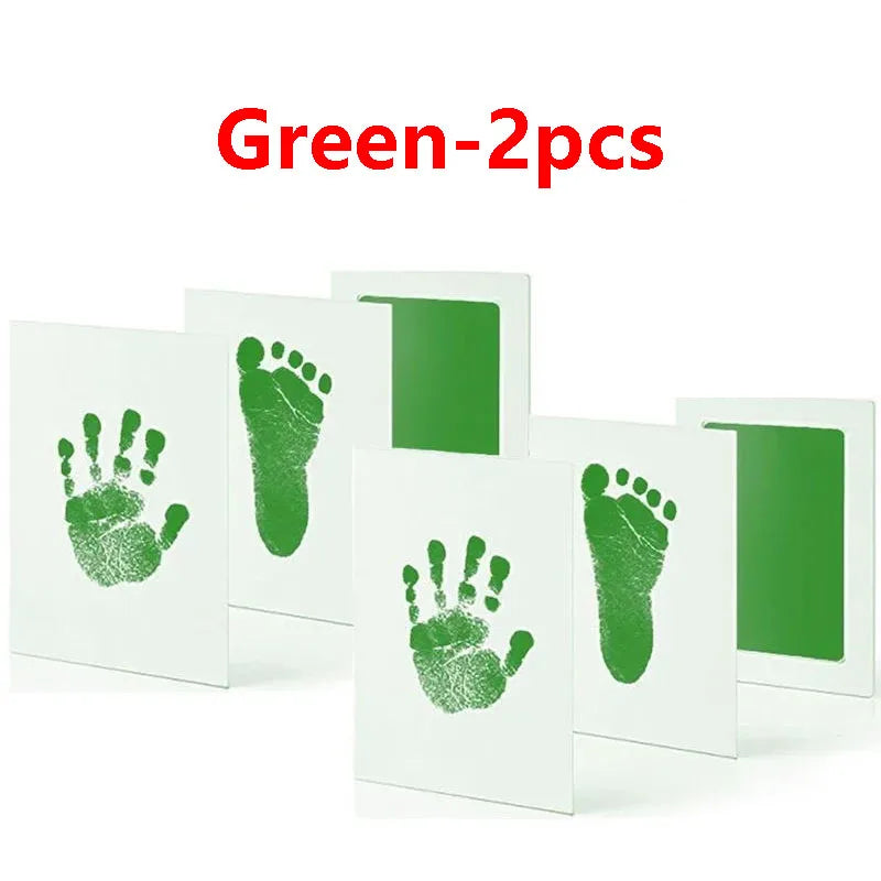Kit de empreinte et de patte de bébé vert avec deux empreintes sur des cartes blanches
