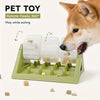 Ein Hund interagiert mit einem grünen Puzzle-Futterspielzeug, das frei rotieren und spielen kann, während er frisst.