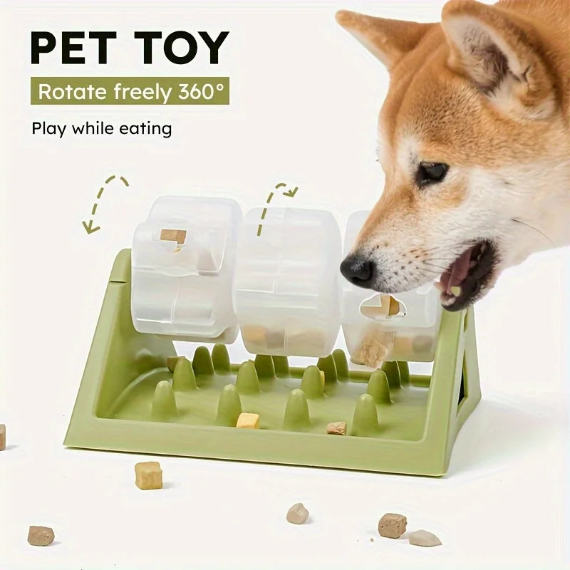 Ein Hund interagiert mit einem grünen Puzzle-Futterspielzeug, das frei rotieren und spielen kann, während er frisst.