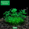 Plantes aquatiques artificielles vertes à petites feuilles plantées dans du gravier foncé pour décoration de aquarium