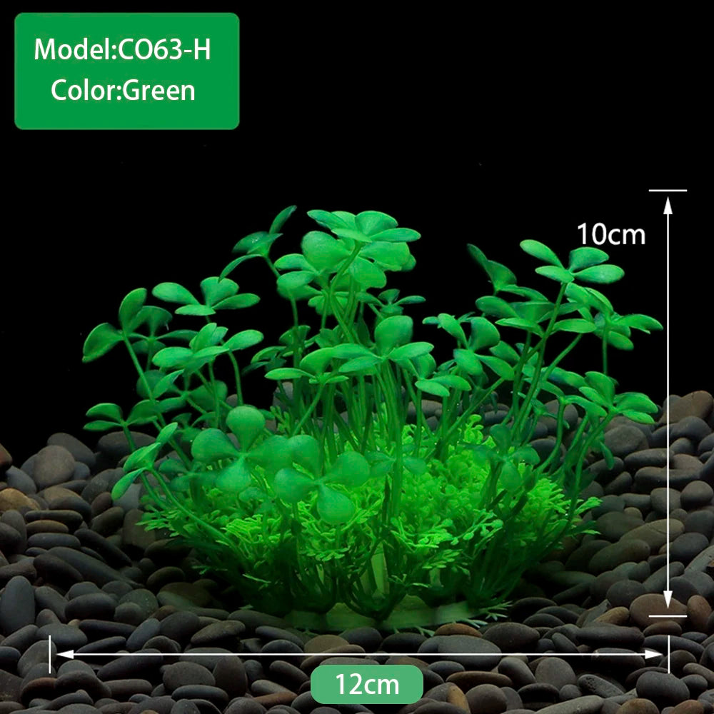 Plantes aquatiques artificielles vertes à petites feuilles plantées dans du gravier foncé pour décoration de aquarium