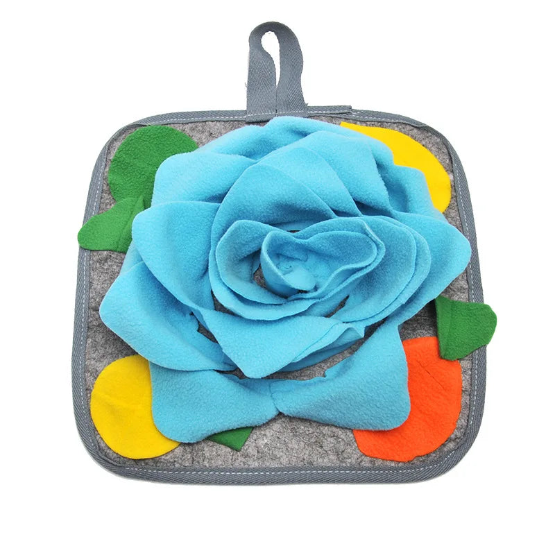 Stoffiges Schnuffemat in Form einer blauen Rose mit farbenfrohen Stoffblüten für Hunde und Kaninchen.