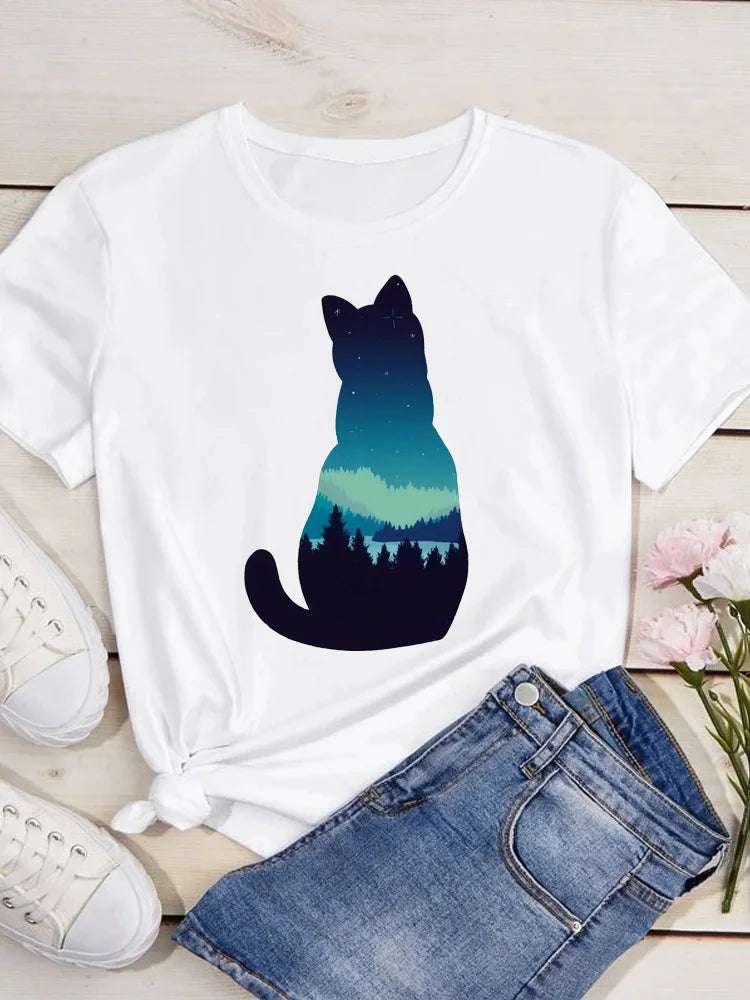 Camiseta blanca con silueta oscura de un gato contra un cielo crepuscular.
