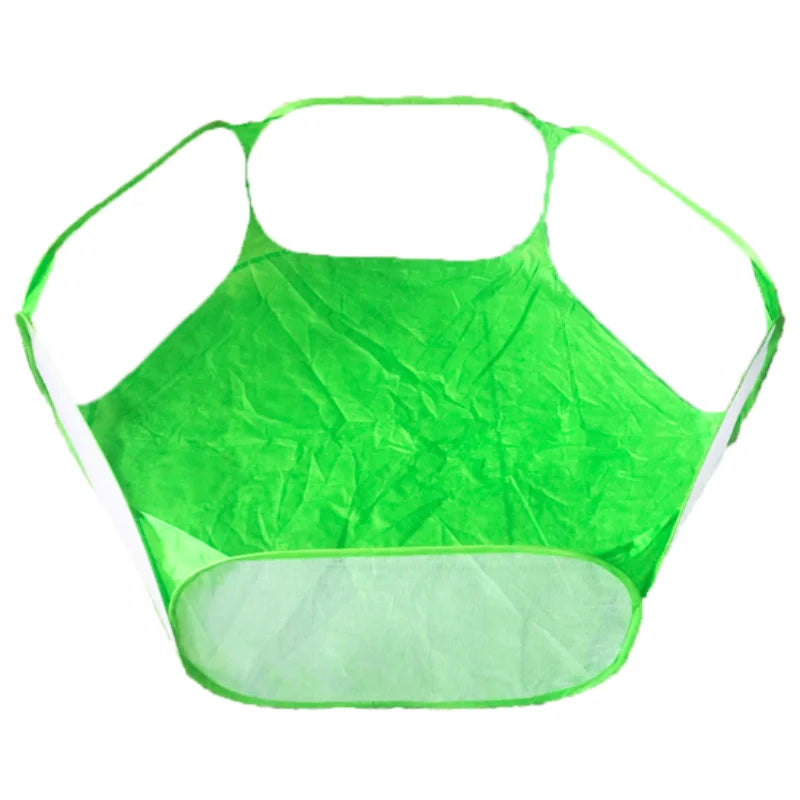 Tente portable verte brillante pour jeu de rôle avec une structure arrondie et ouverte.