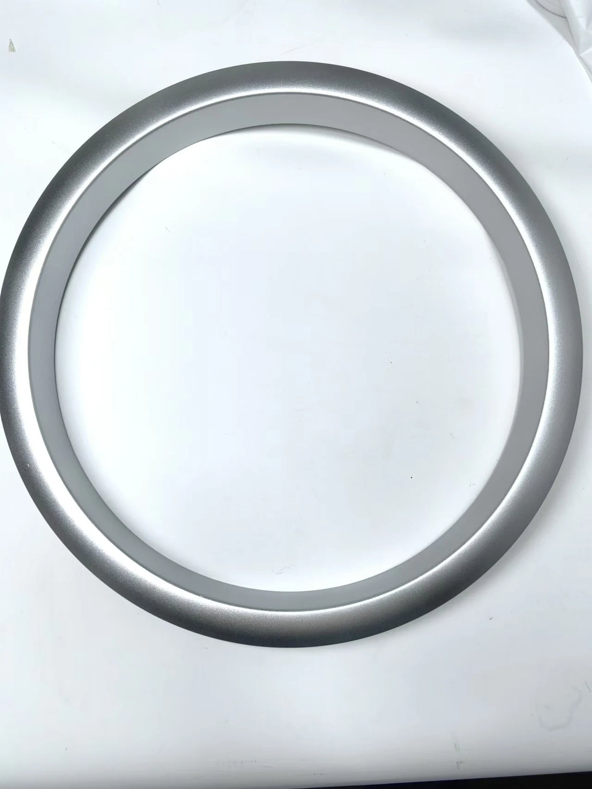 Rundes, silberfarbenes Accessoire-Behälter-Tür mit glänzender Metalloberfläche.