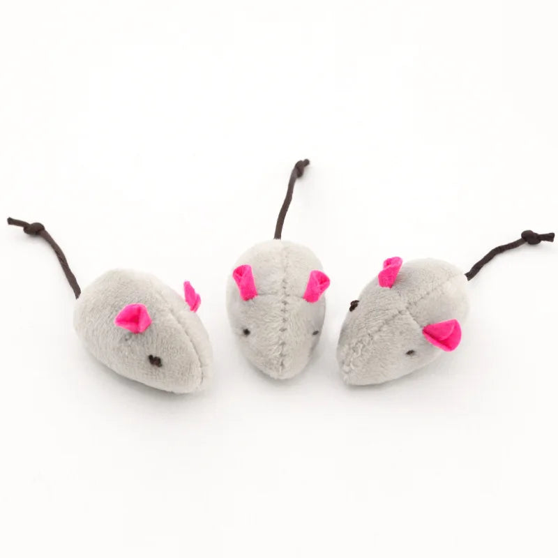 Petite souris grise et duveteuse avec des oreilles roses et une ficelle attachée.