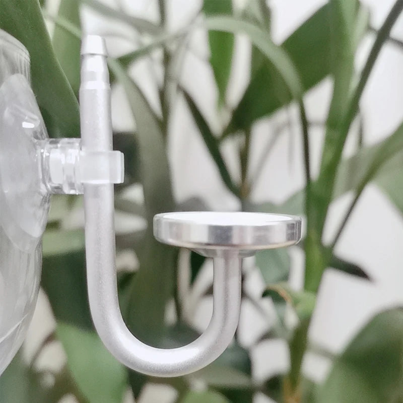 Silberner Aluminium-CO2-Diffusorhaken an einem klaren Schlauch, für Aquarium-Aufbauten.