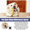 Un chien de couleur claire tient un jouet à mâcher, avec une bouteille de spray anti-morsure pour animaux exposée.
