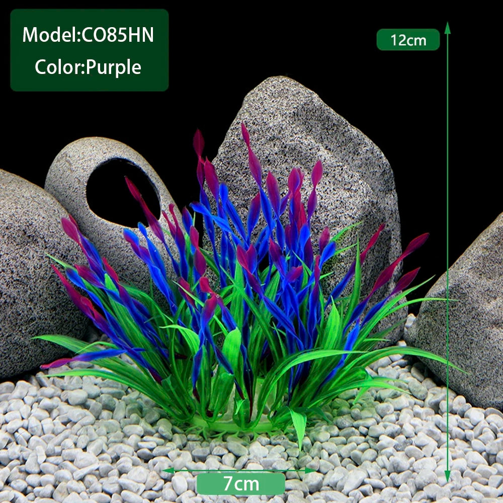 Plantes aquatiques artificielles violettes avec des accents bleus et magenta sur une surface de roche.