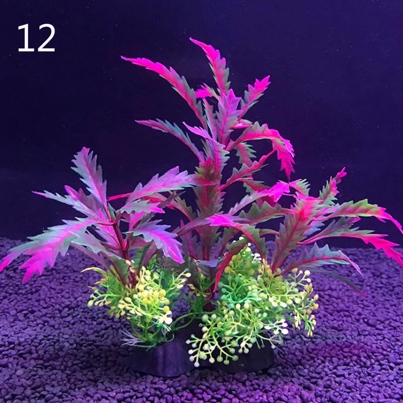 Arreglo vibrante de plantas acuáticas artificiales con follaje rosa y magenta sobre fondo oscuro.