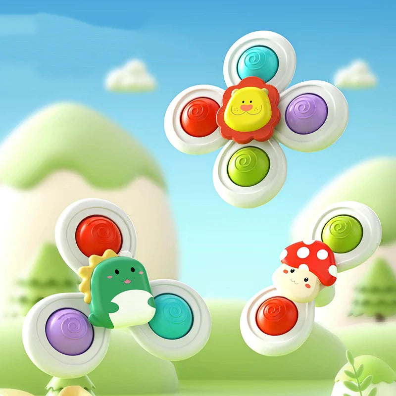 Un ensemble de trois jouets de bain ronds et colorés en forme d'animaux flottant contre un ciel bleu clair et un paysage vert