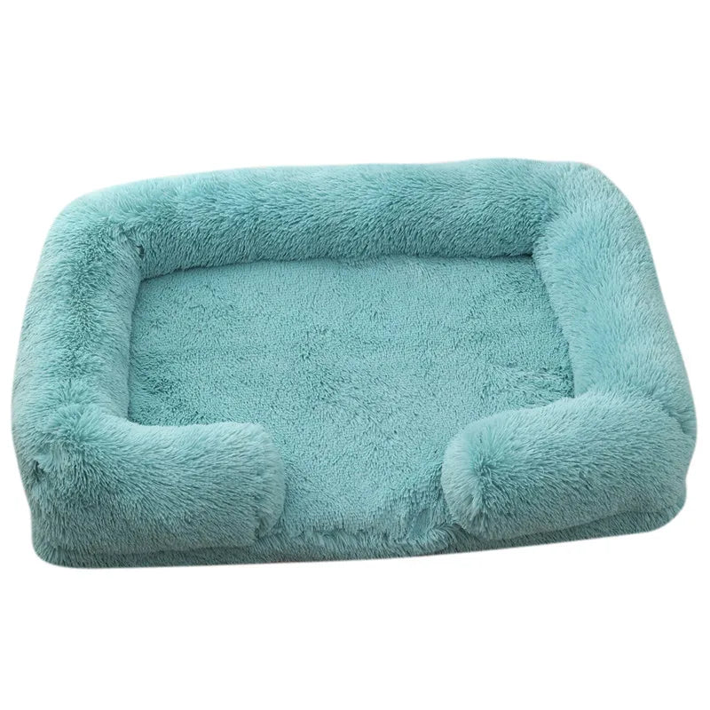 Ein großes, hellblaues Plüschhundbett mit einem flauschigen äußeren Überzug.