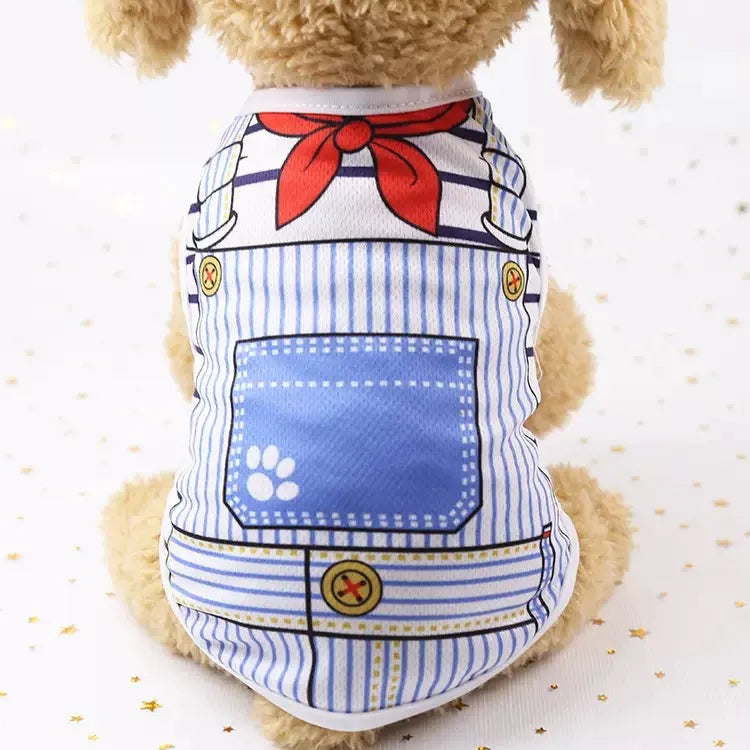 Un chien en peluche brun clair portant un gilet rayé bleu et blanc avec un nœud rouge et un écusson bleu.