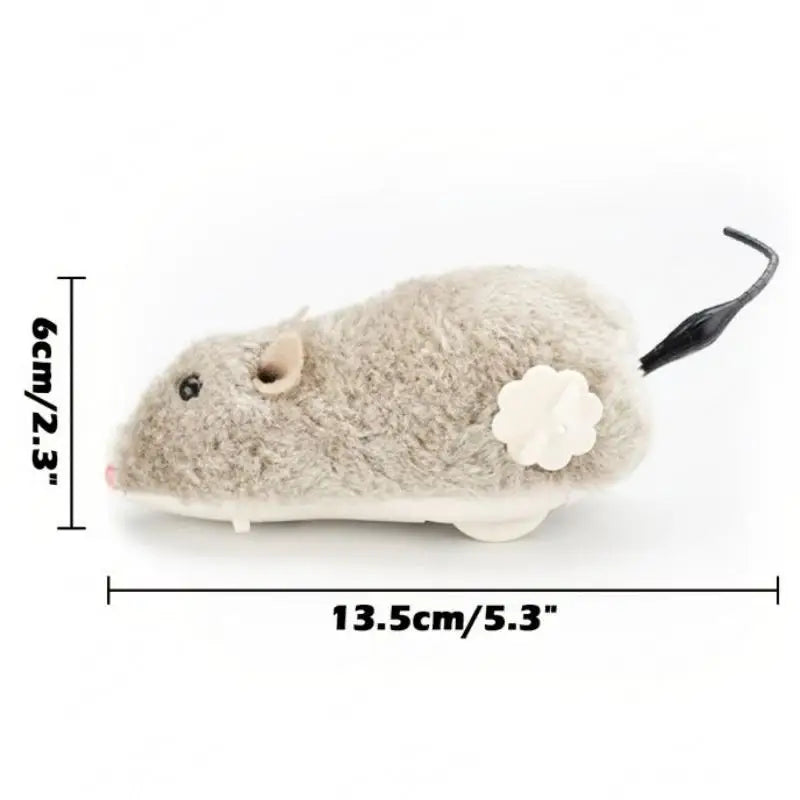 Un suave juguete de peluche de ratón de cuerda gris con nariz y oreja negras visibles.