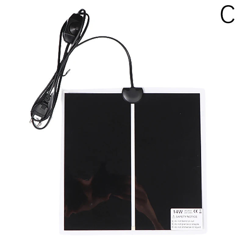 Schwarze, verstellbare Tier-Wärmematte mit Kabel vor weißem Hintergrund