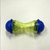 Juguete de pelota de plástico verde brillante y azul para mascotas, con forma de dispensador de comida.
