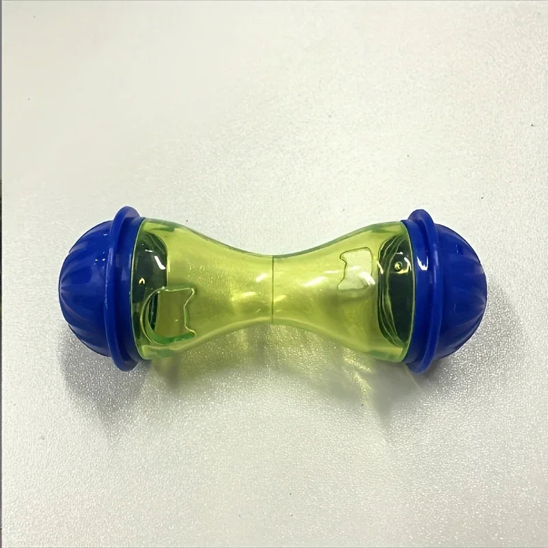 Juguete de pelota de plástico verde brillante y azul para mascotas, con forma de dispensador de comida.