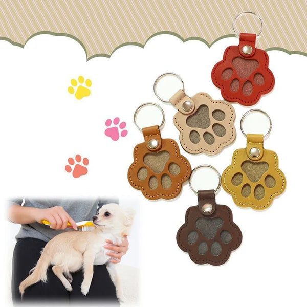 Un ensemble de porte-clés et de médaillons en cuir pour poils d'animaux, dans diverses nuances de brun et de tan.