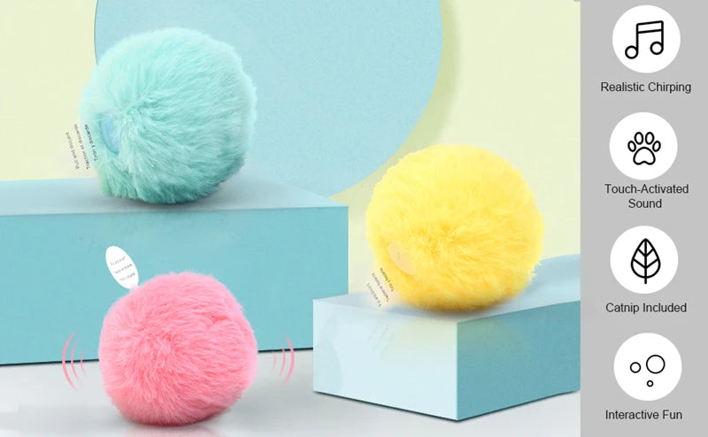 Collection de peluches rondes et douces dans les tons bleu clair, rose et jaune sur une surface blanche.