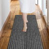 Fuß einer Frau auf einer grauen rutschfesten Matte auf einem hellen Holzboden.