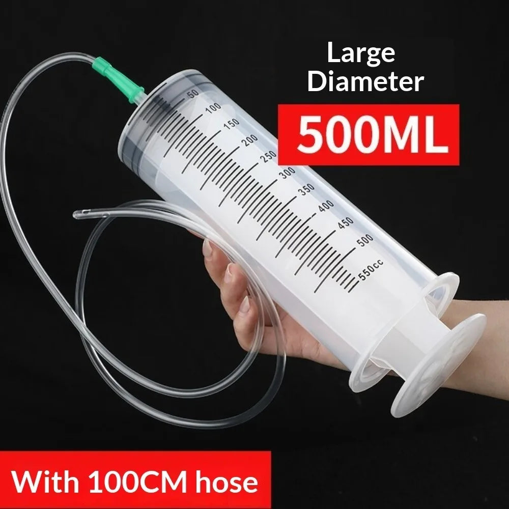 Klare Plastik-Spritze mit großem Durchmesser und 500ml Fassungsvermögen, gehalten von einer Hand, inklusive 100cm Schlauch.