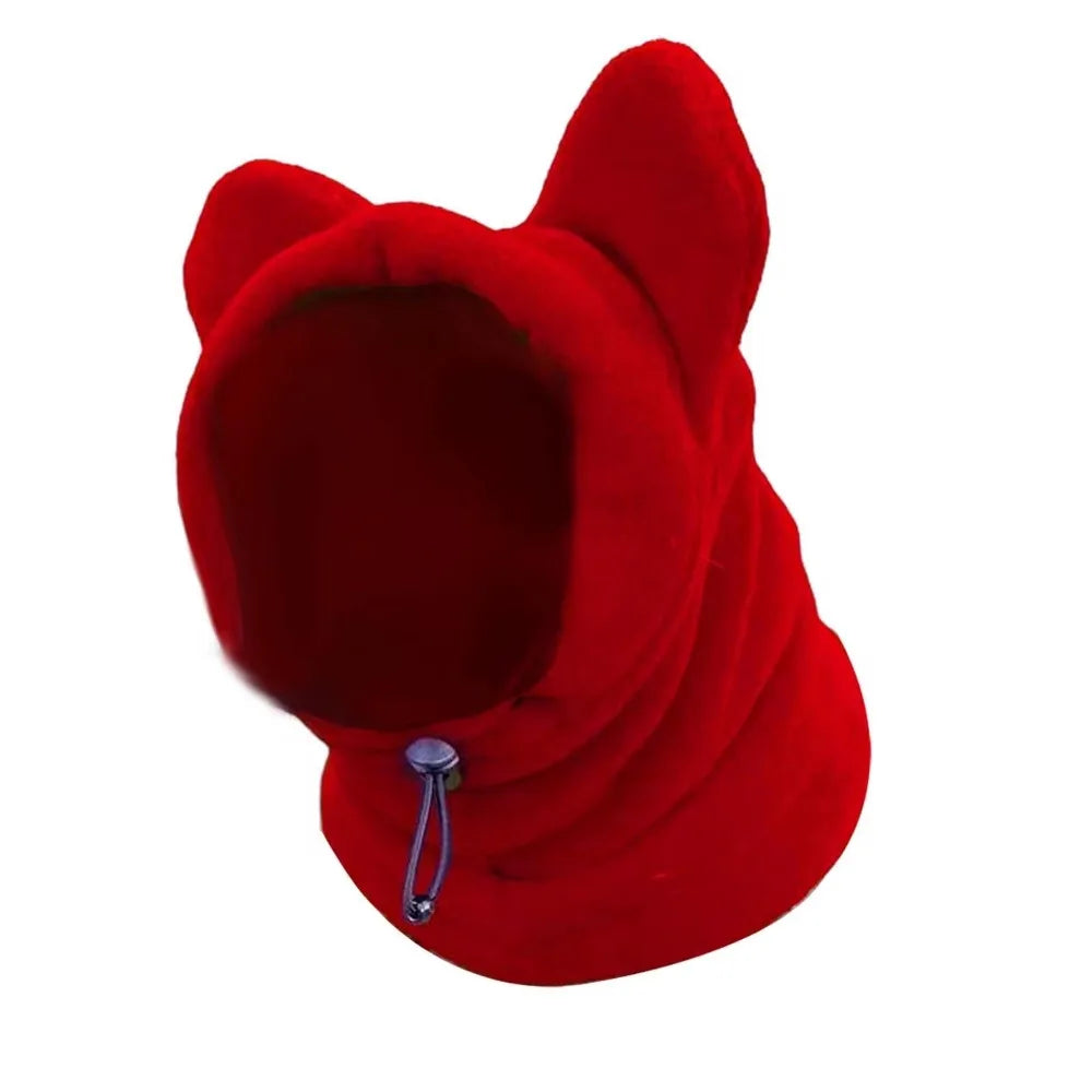 Gorro de invierno para perro de forro polar rojo brillante con capucha visible.