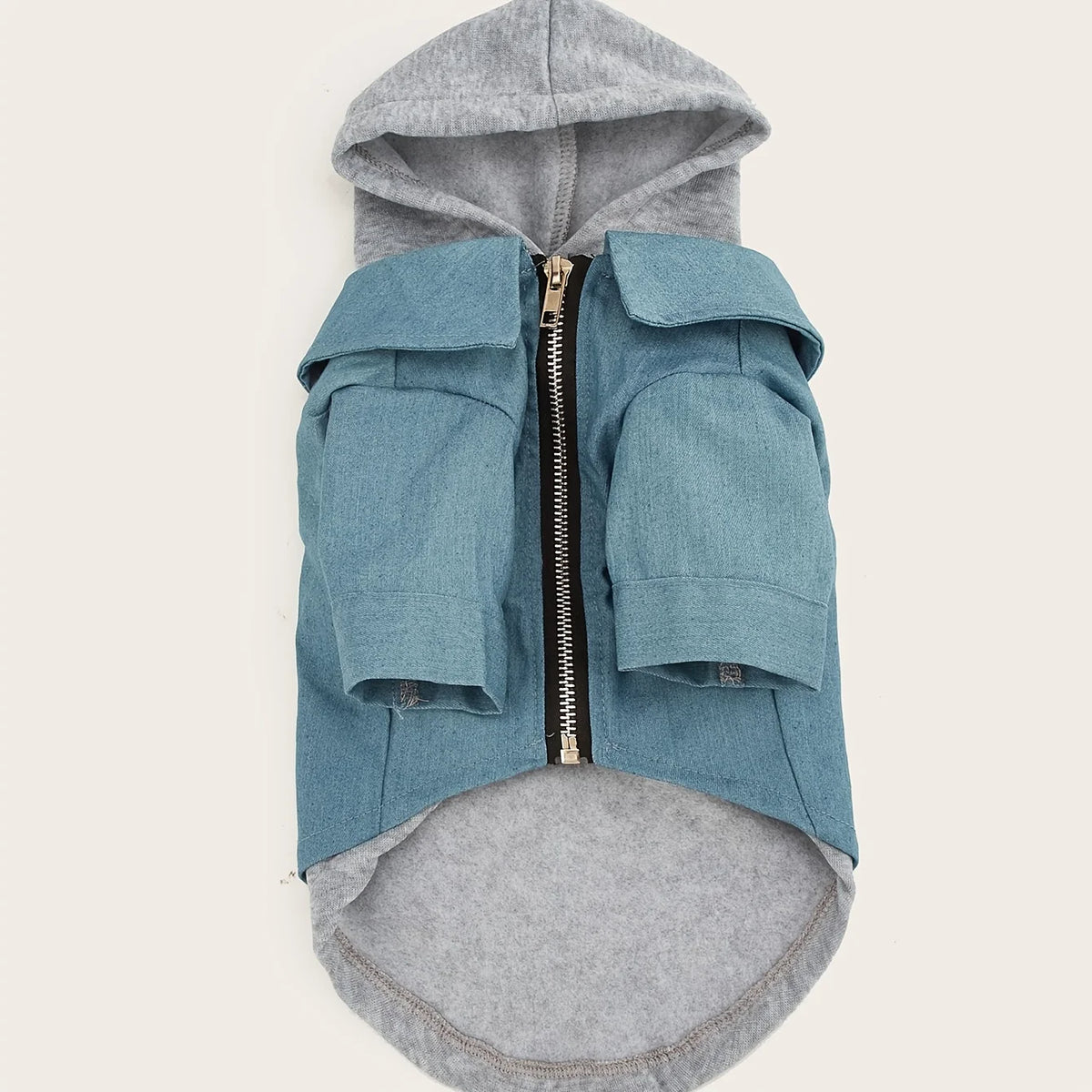 Ein hellblaues, gemütliches Winter-Hoodie mit grauem Kapuzen und Reißverschluss, flach gelagert.