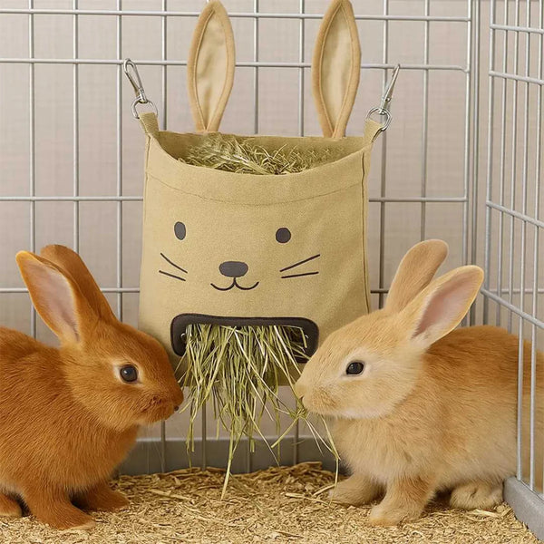 Una bolsa de comida para orejas de conejo llena de heno, junto a dos conejos marrones pequeños.