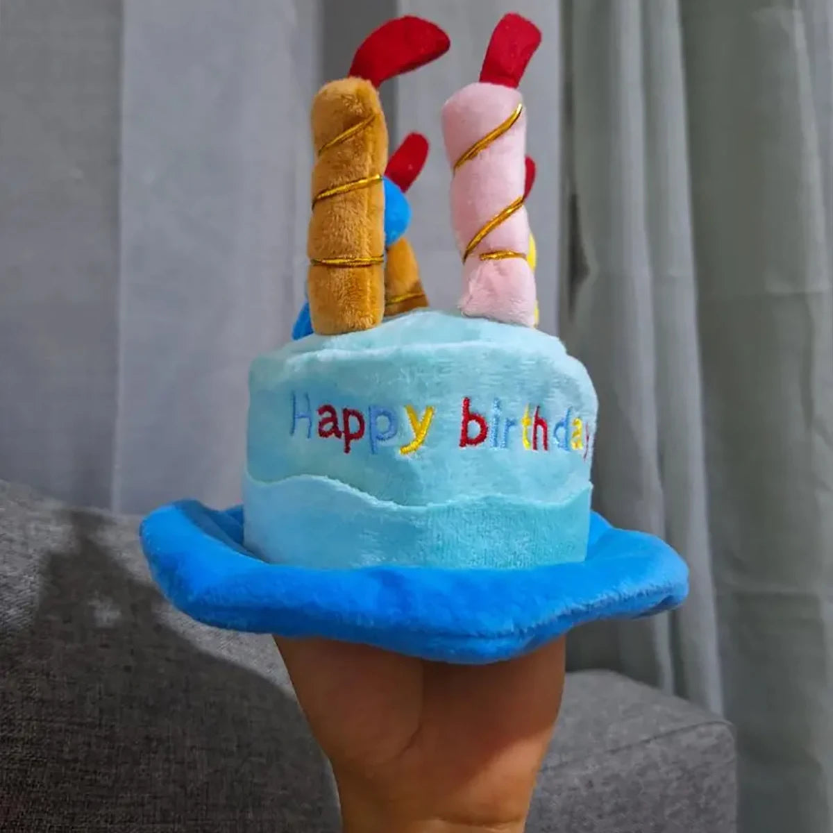 Buntes Geburtstagshut für Haustiere mit blauem Kuchendesign und drei tierförmigen Aufsätzen.