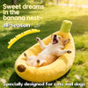 Un chiot golden retriever se détend dans un lit de peluche en forme de banane jaune à l'extérieur.