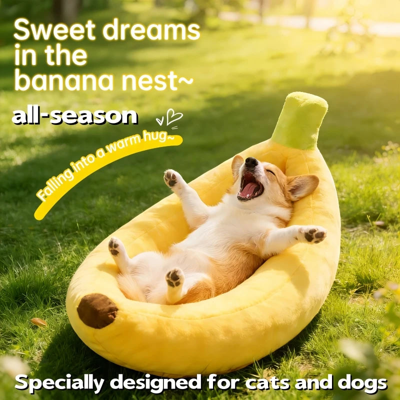 Un chiot golden retriever se détend dans un lit de peluche en forme de banane jaune à l'extérieur.