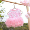 Robe en mousseline de dentelle florale rose pour chien, suspendue sur un cadre en bois