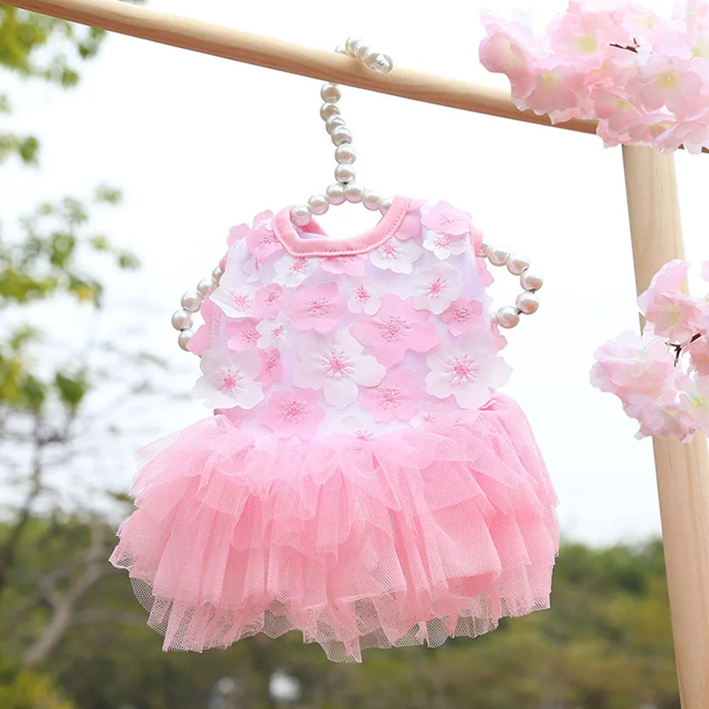 Robe en mousseline de dentelle florale rose pour chien, suspendue sur un cadre en bois