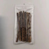 Klare Plastiktüte mit mehreren natürlichen Holz-Kaugummisticks für Katzen.