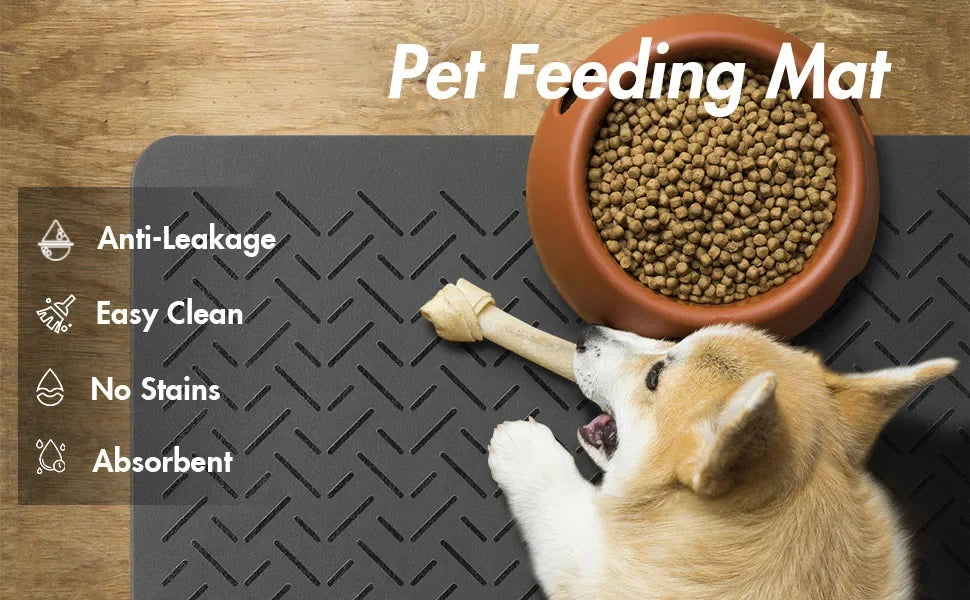 A dog is eating dry pet food from a terracotta bowl placed on a dark mat, highlighting the mat's anti-leakage and absorbent f
