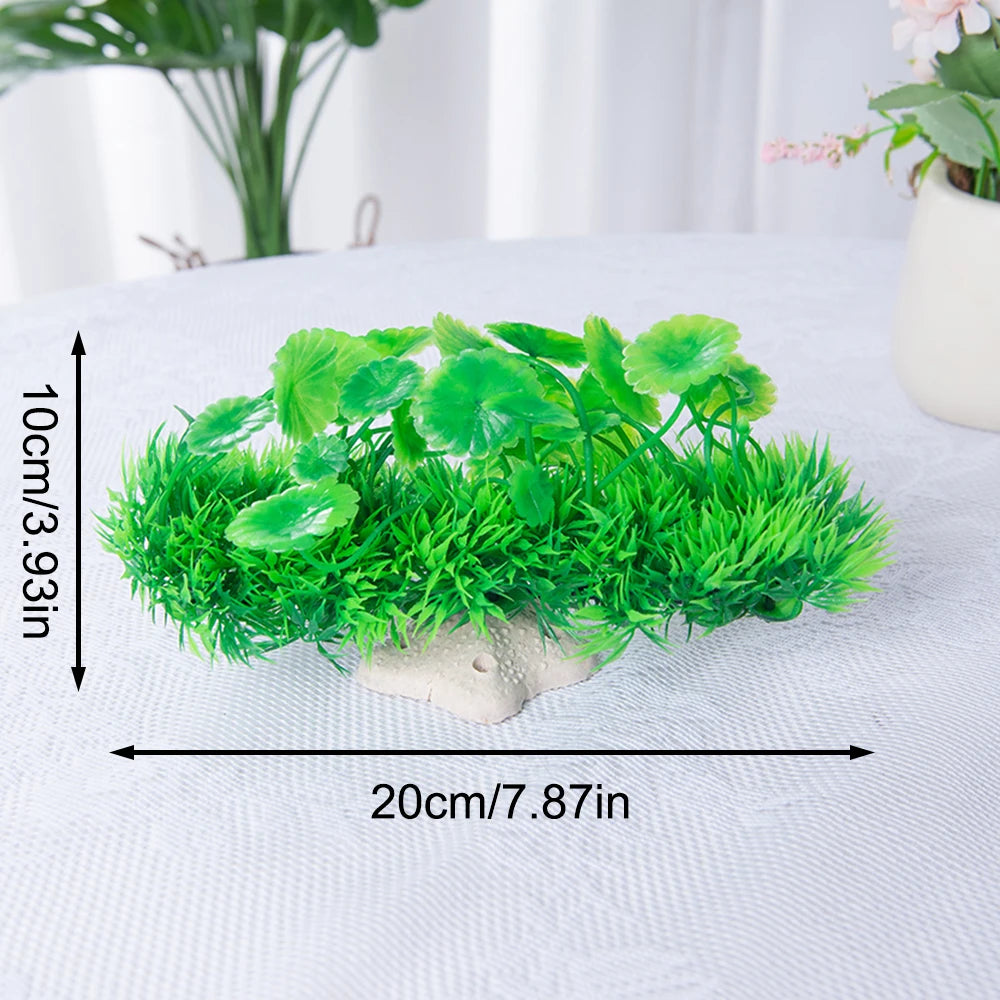 Planta acuática artificial con musgo y hojas verdes brillantes sobre base de cerámica