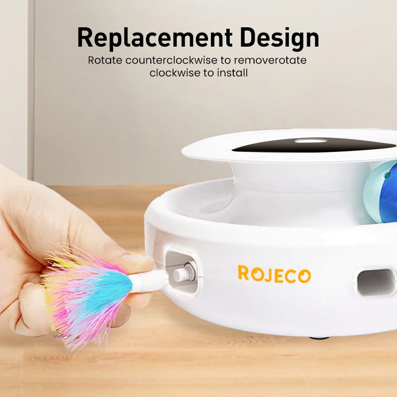 Eine Hand installiert eine Ersatz-Design für ein ROJECO automatisches interaktives Katzenspielzeug mit Feder und Ball.