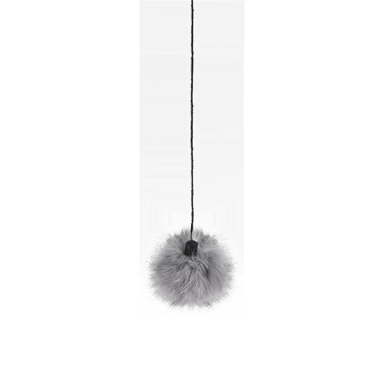 Jouet pour chat gris et duveteux avec cordon suspendu et balle tournante.