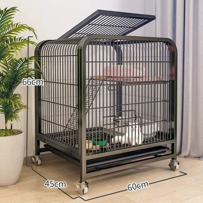 Cage pour chat en métal foncé à deux niveaux avec panneaux de maille et toit incliné, posé sur le sol.