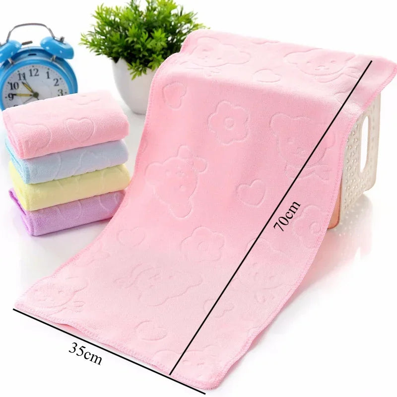 Pink ultraabsorbierende Hundebadehandtuch neben gestapelten Handtüchern und einer Wecker.