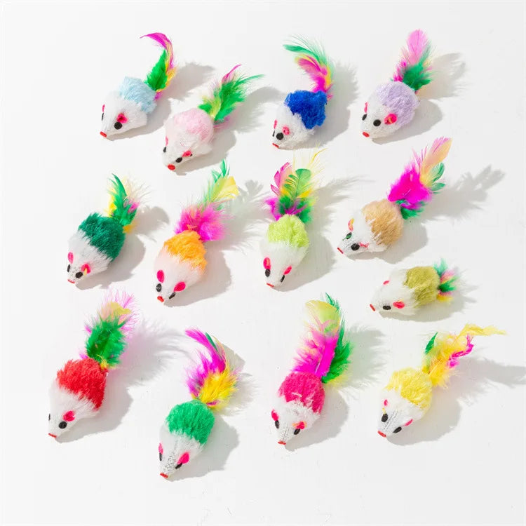 Collection de jouets à la souris en catnip colorés et duveteux avec des clochettes dans différentes nuances de rose, vert, ja