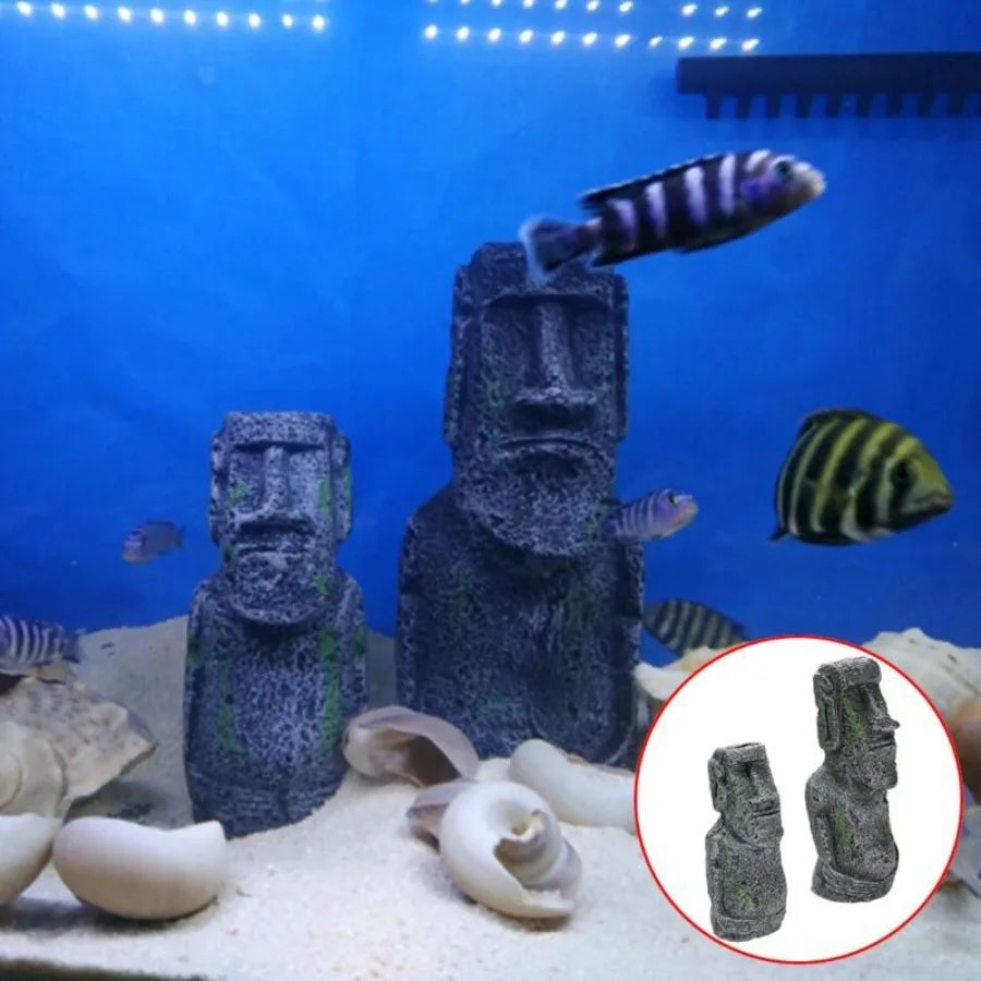 Estatua de Moai de la Isla de Pascua en un acuario de resina con conchas azules.